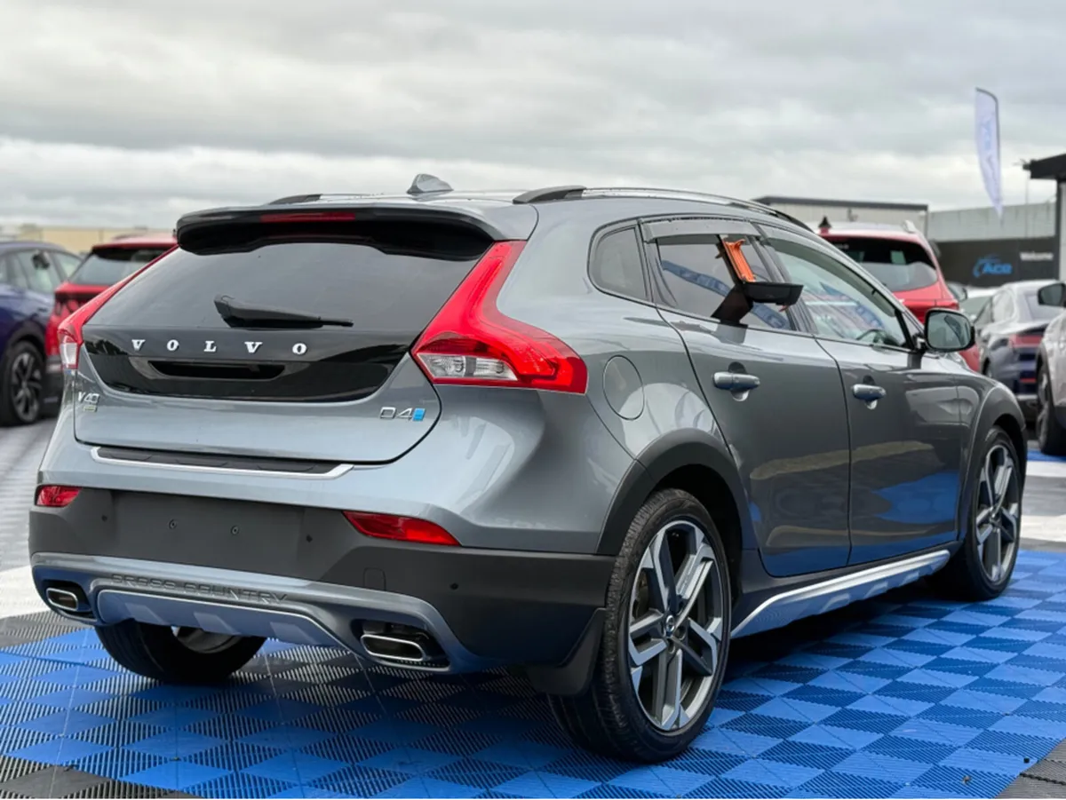 Volvo V40 CROSS COUNTRY - 2.0L DIESEL - AUTO - 12M - Image 4