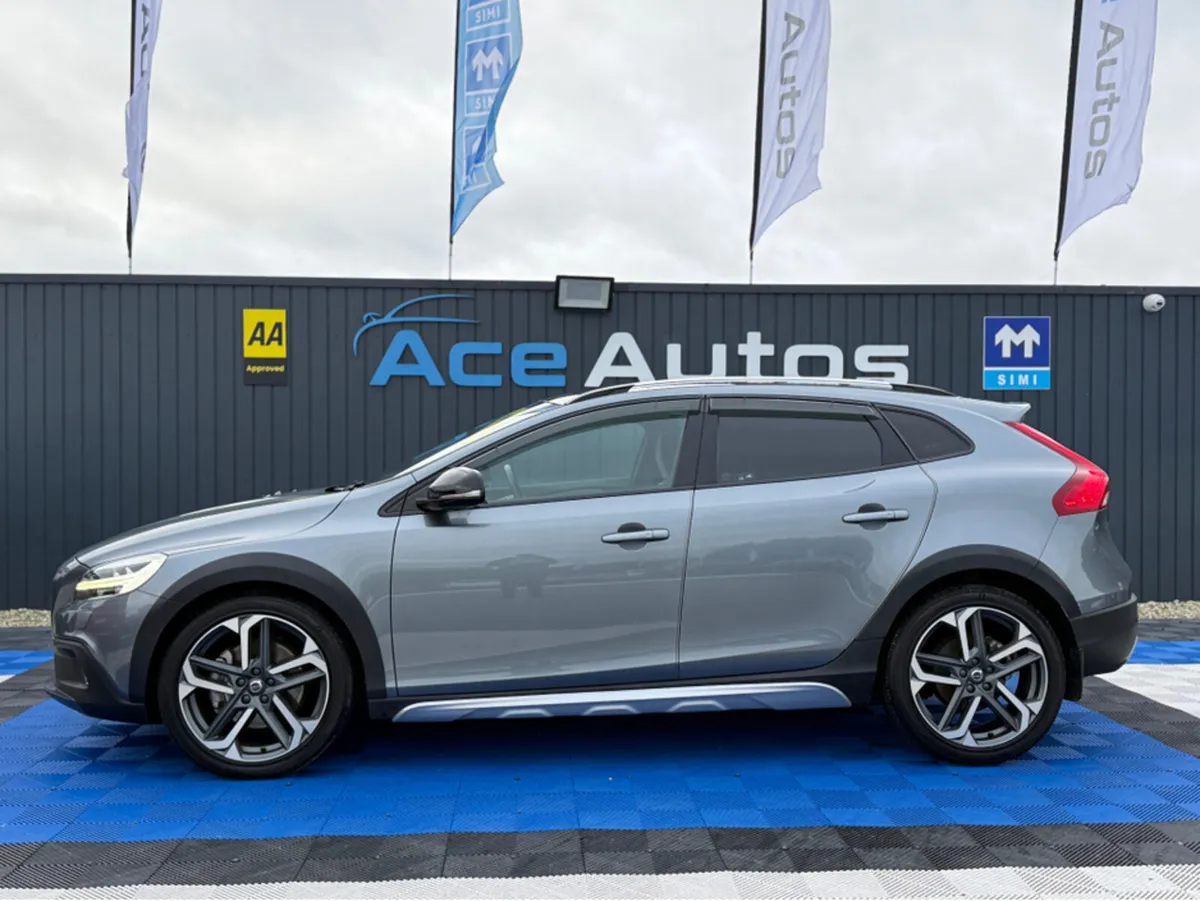 Volvo V40 ***DEPOSIT TAKEN*** CROSS COUNTRY - 2.0L - Image 4