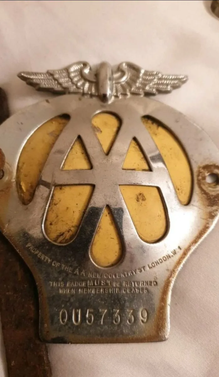 VINTAGE OLD CAR BADGE