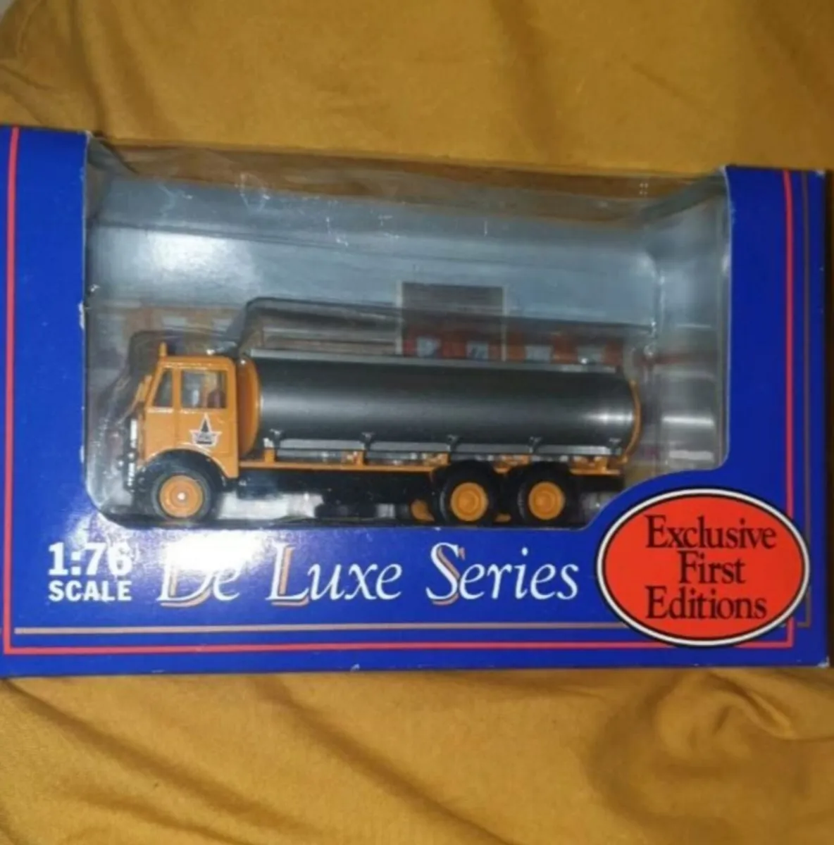 VINTAGE DE LUXE SERIES DIE CAST MODEL