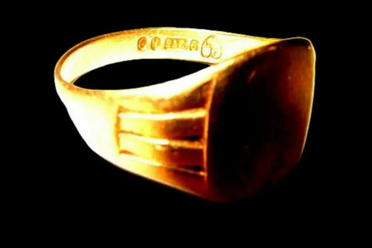 Vintage Traditional Hallmarked 9ct Signet Ring - Image 3