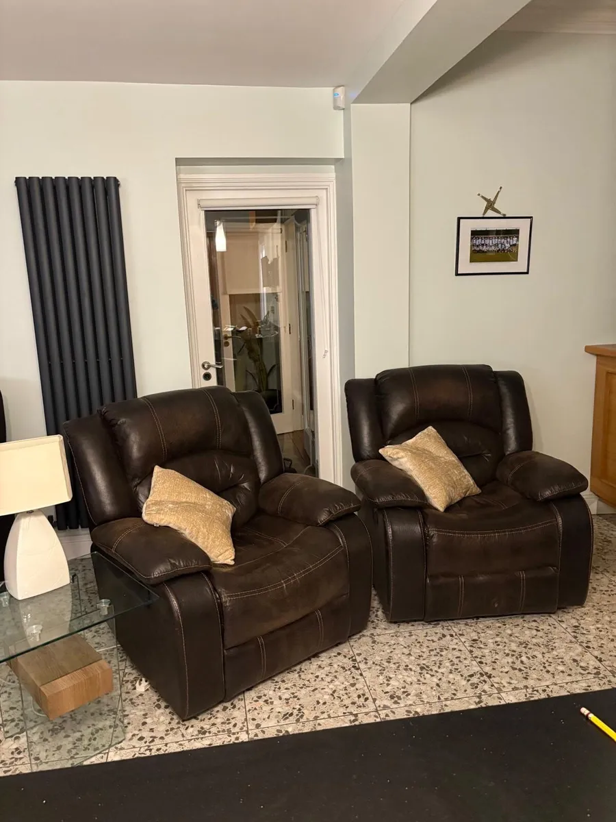 2 reclining arm chairs, dark brown leather effect - Image 2