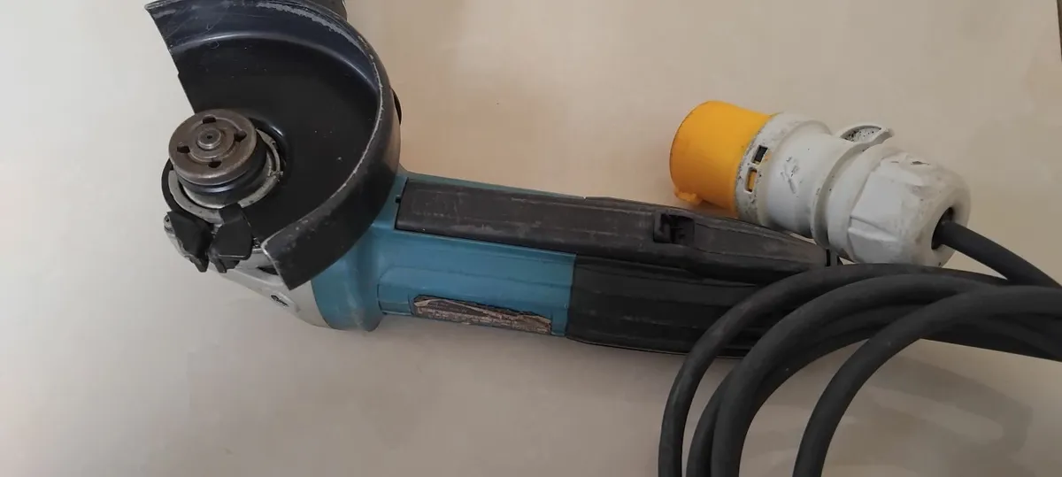 Makita GA4034 100mm Grinder 110v - Image 4