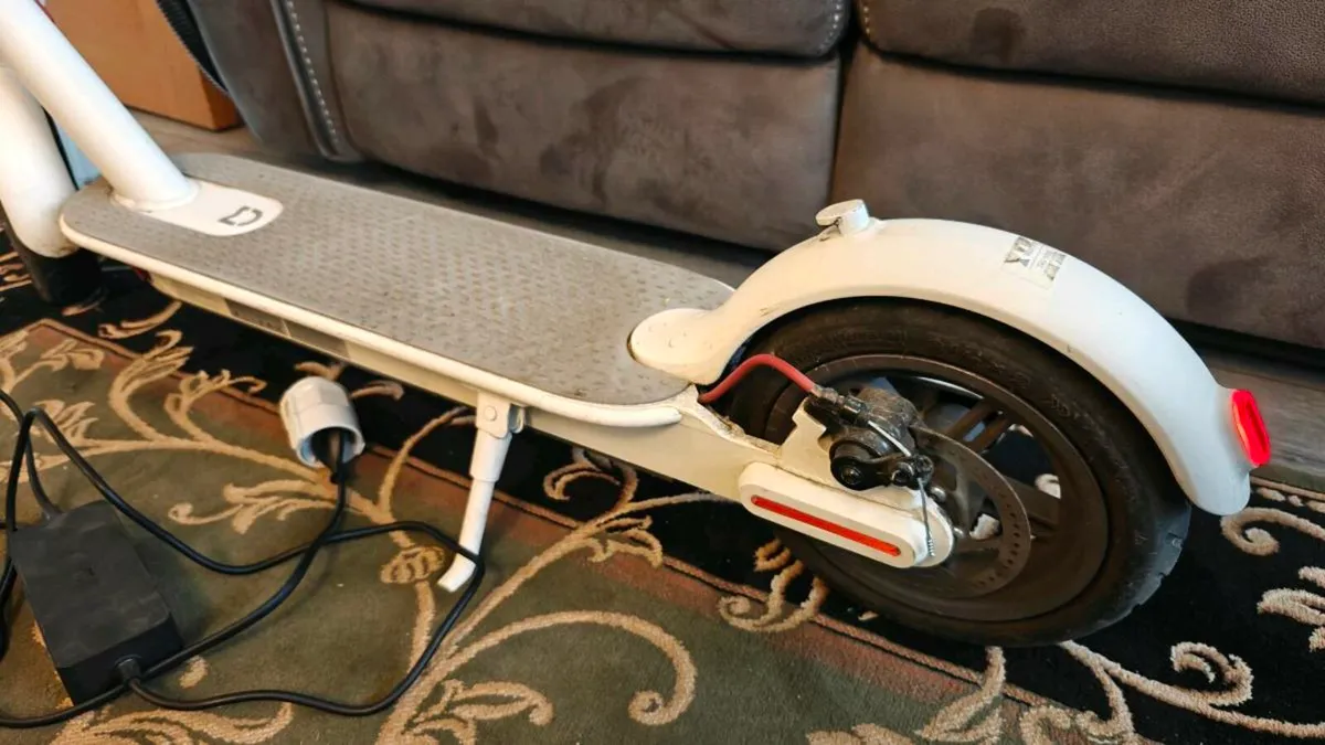 Xiaomi Mi M365 Electric Scooter - White - Image 2