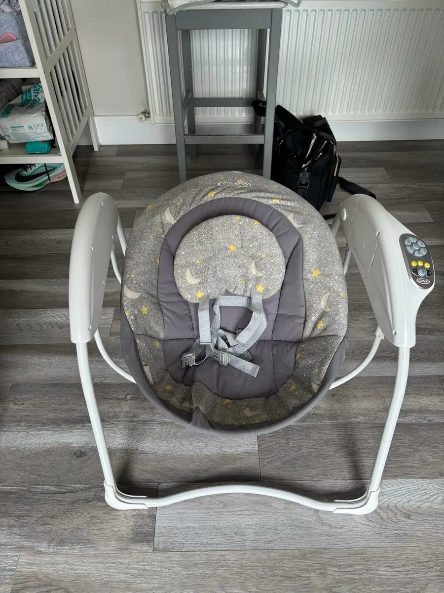 Graco baby swinging chair
