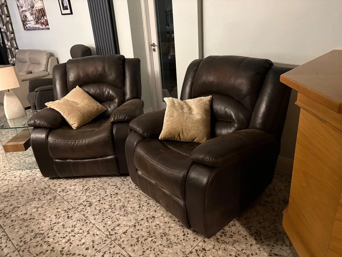 2 reclining arm chairs, dark brown leather effect - Image 3