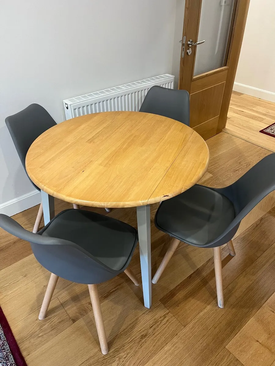 Kitchen table and chairs - Image 1