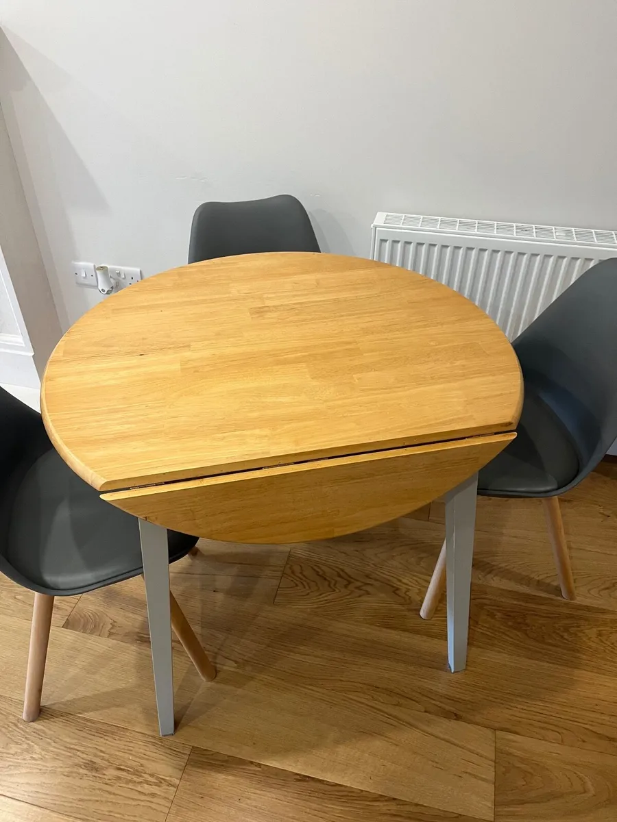 Kitchen table and chairs - Image 2