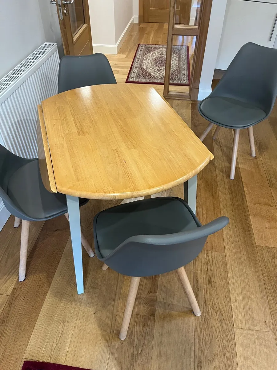 Kitchen table and chairs - Image 3