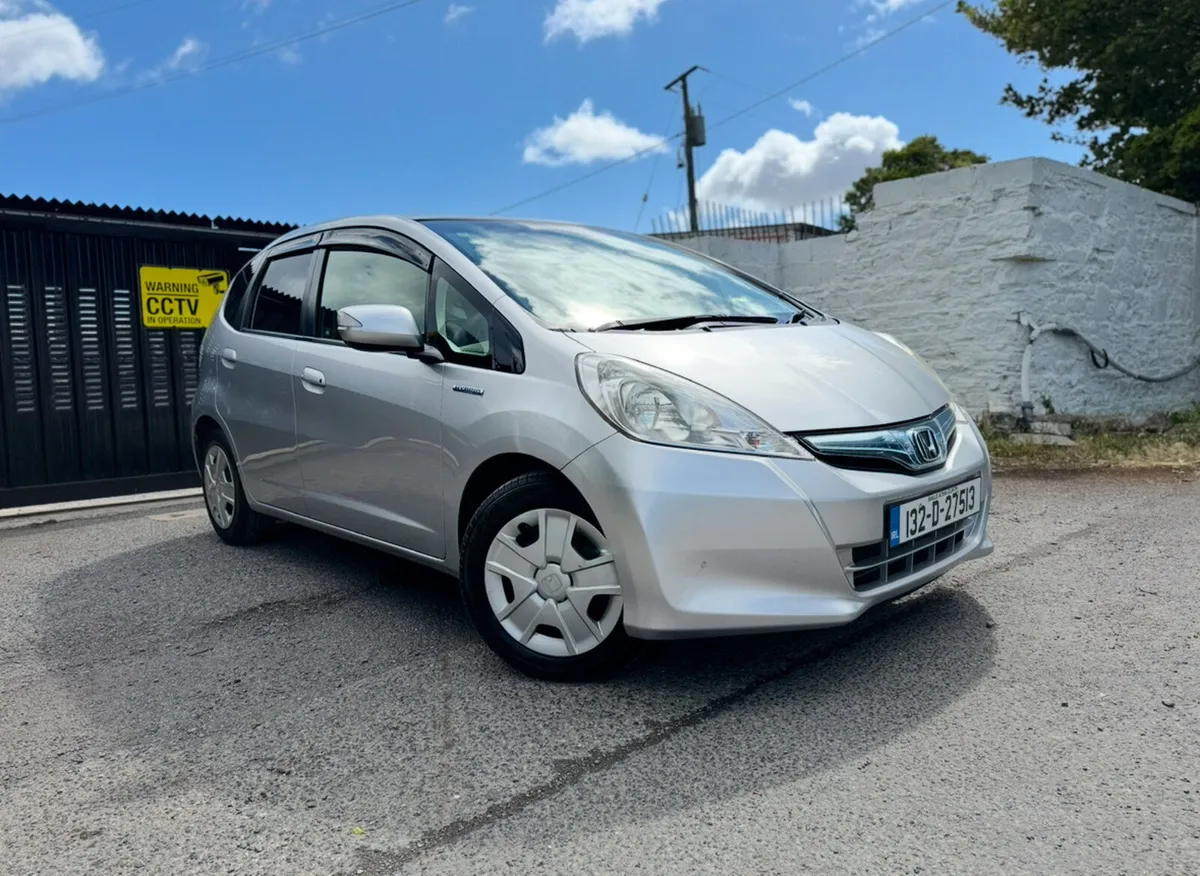 2013 HONDA FIT.LOW MILEAGE. NEW NCT. AUTO 1.3L - Image 1