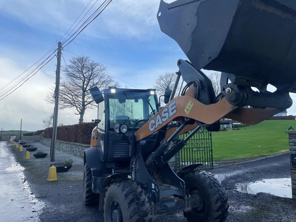 2023 Case 221f Front loader 4x4 - Image 2