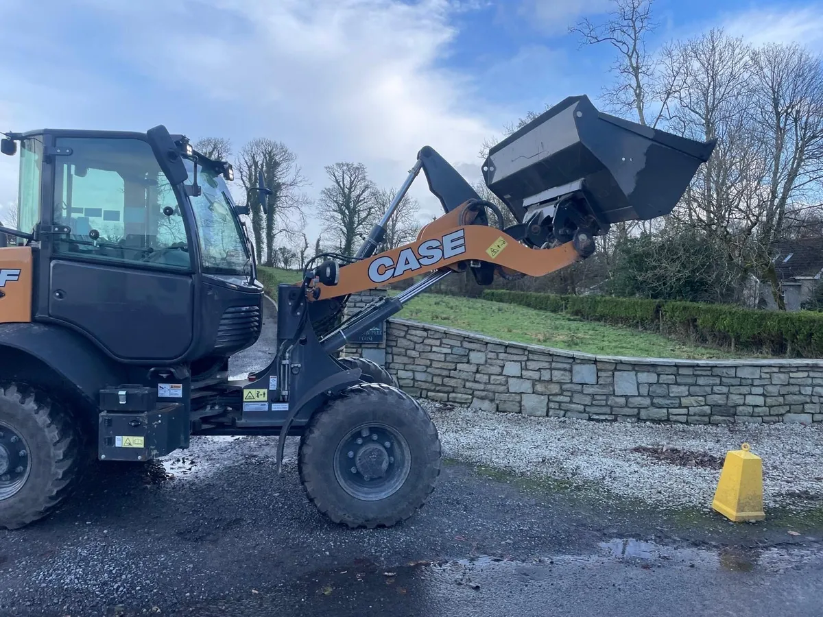 2023 Case 221f Front loader 4x4 - Image 3