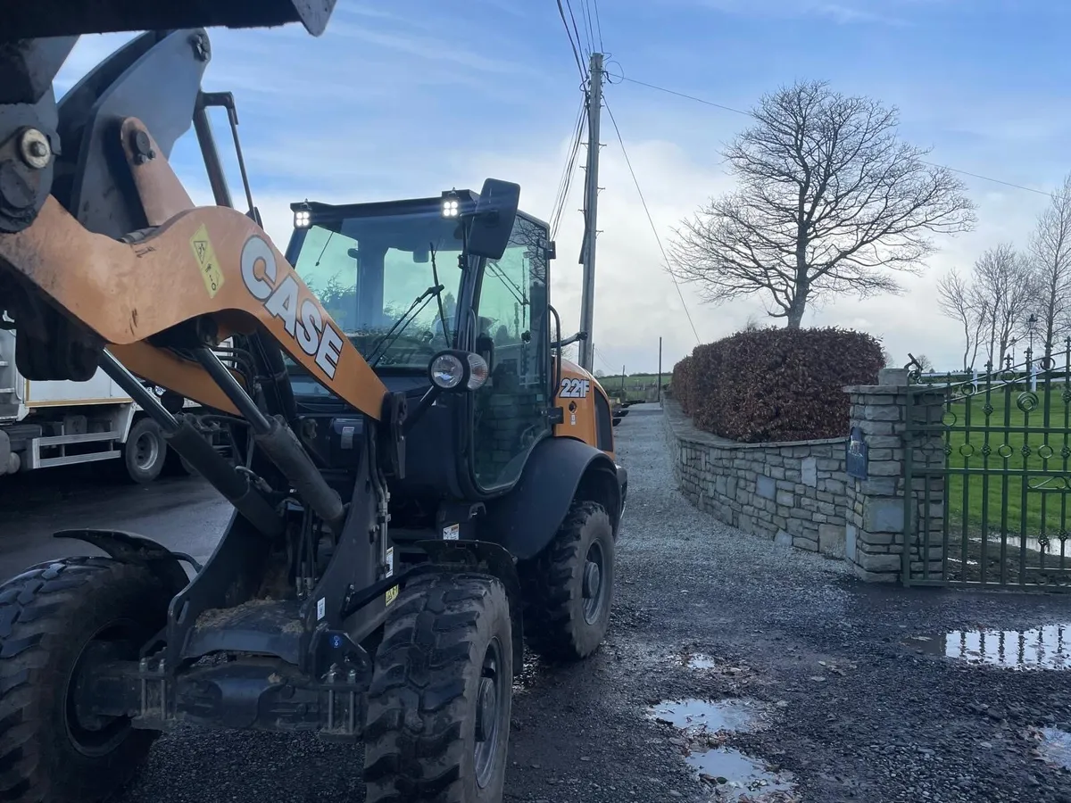 2023 Case 221f Front loader 4x4 - Image 4
