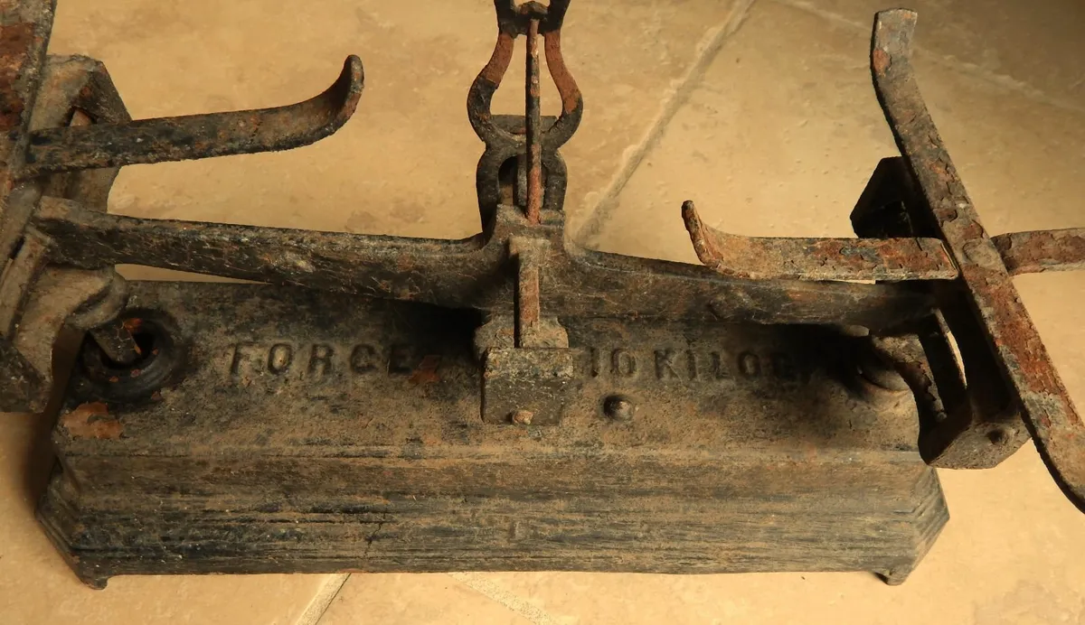 Antique French 10 Kilo Mercantile Balance Scale - Image 4