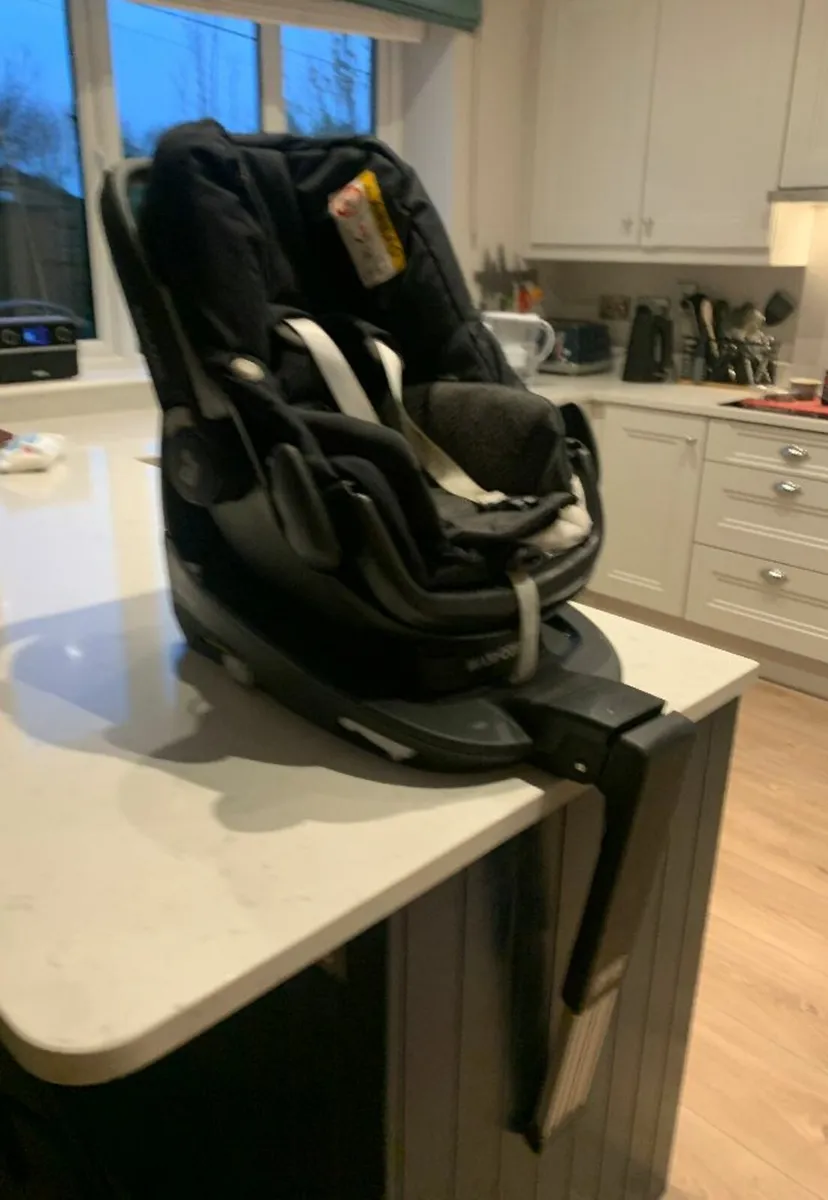 Maxi Cosi Car Seat & isofix Base - Image 2
