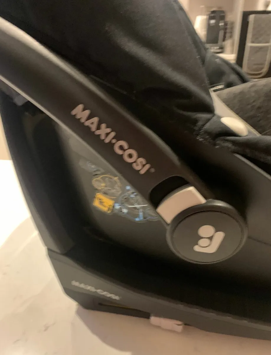 Maxi Cosi Car Seat & isofix Base - Image 3