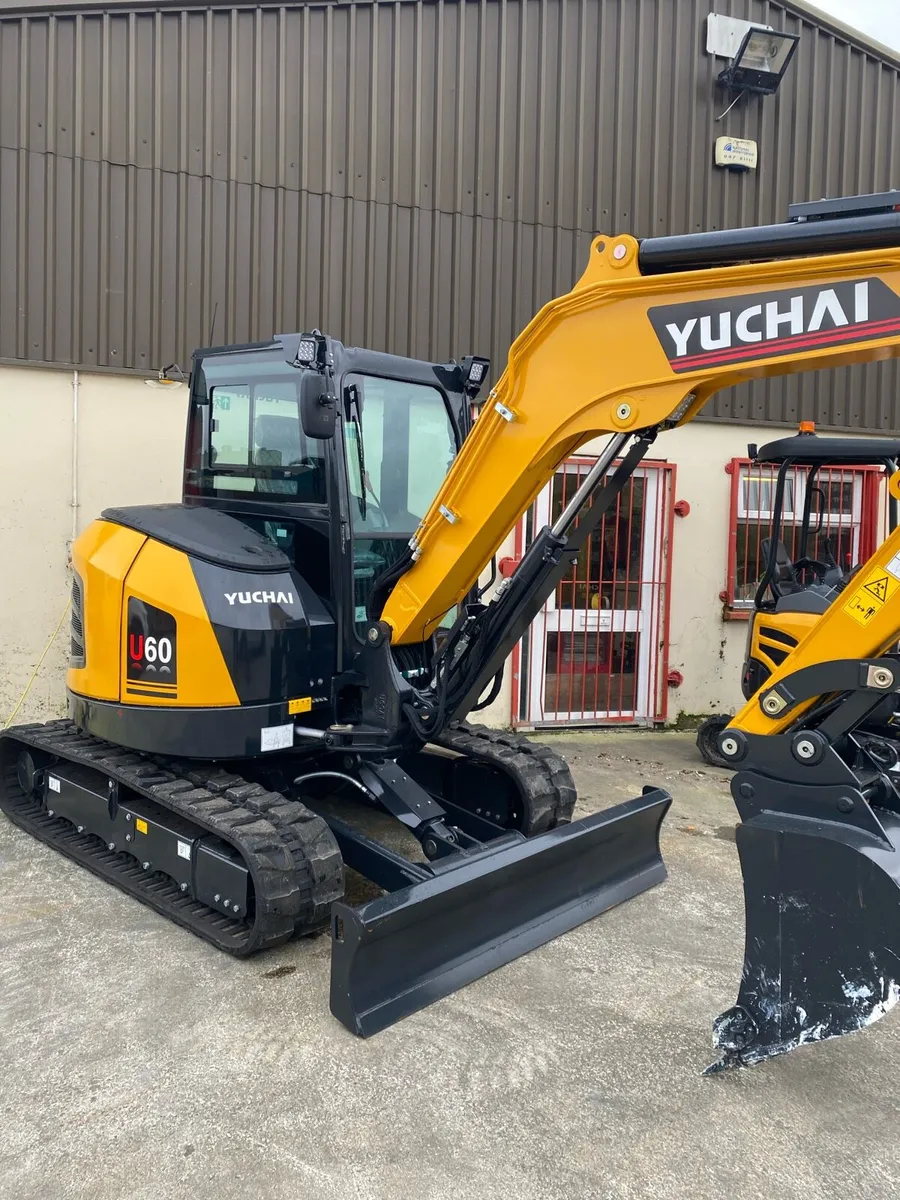 6ton excavator - Image 1