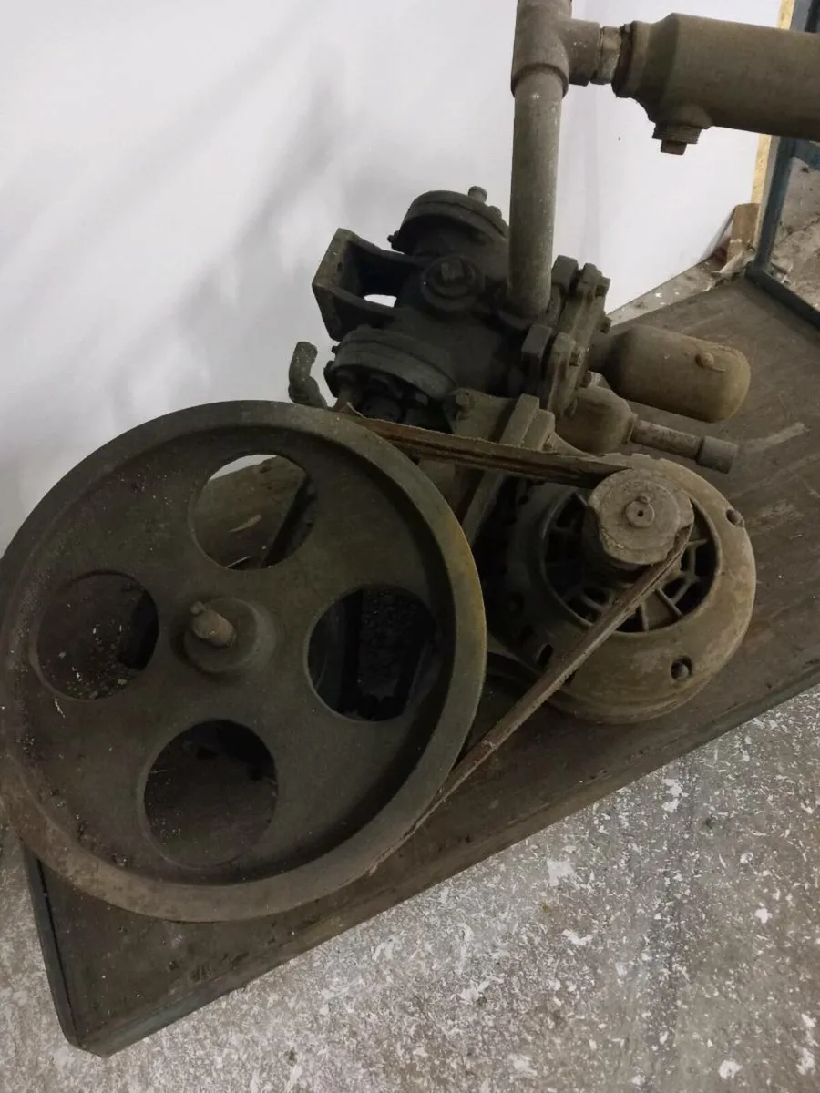 Vintage water pump - Image 1