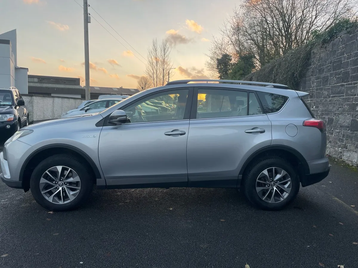 2019 Toyota RAV4 Hybrid LunaSport - Image 4