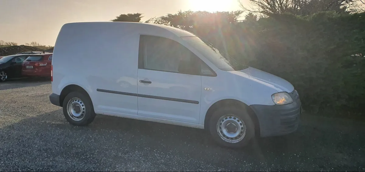 Volkswagen Caddy 2010 - Image 2