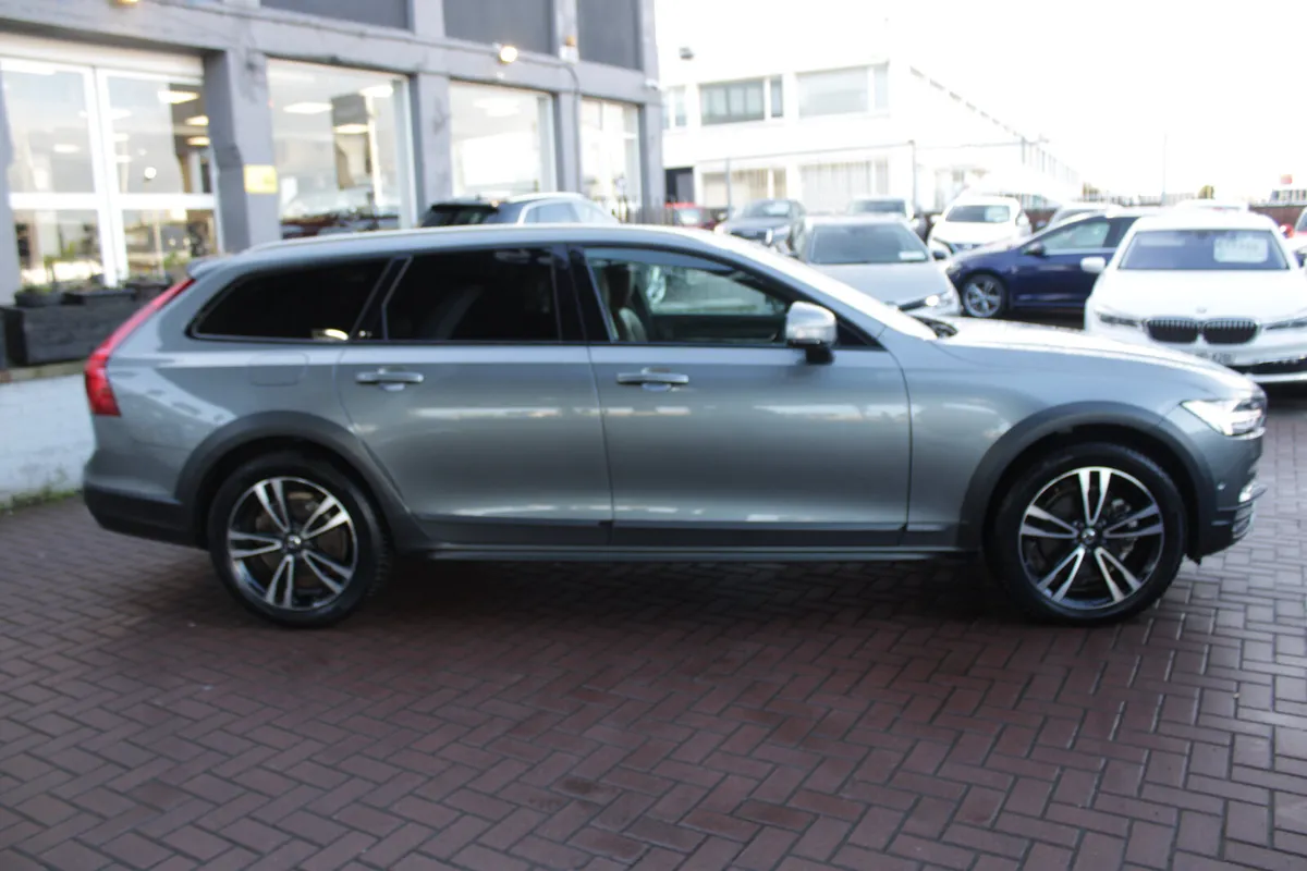 2.0D4 AWD CROSS COUNTRY LUXURY 5DR ESTATE AUTOMATI - Image 3