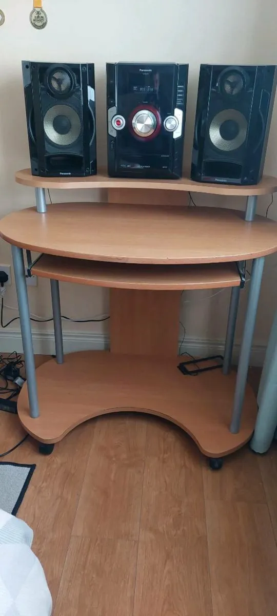 Computer desk - Image 1