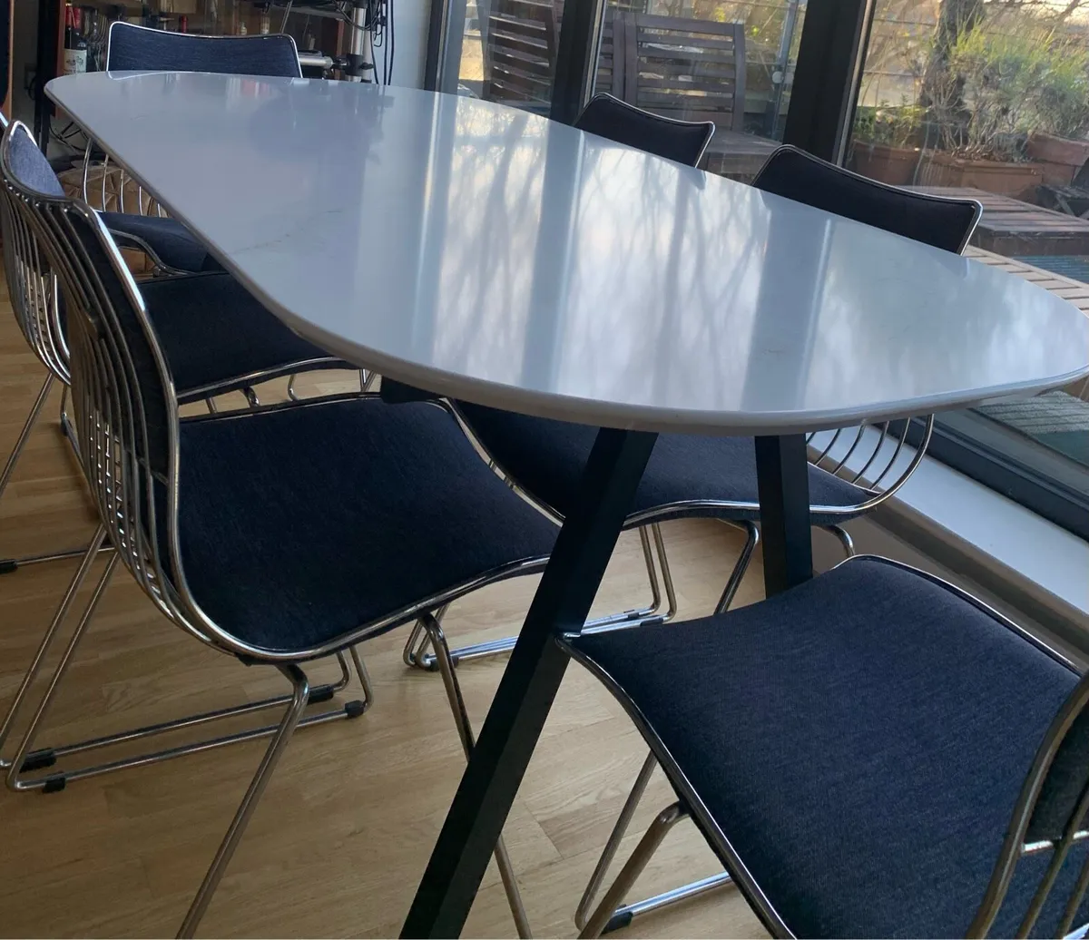 Quartz dining table - Image 1