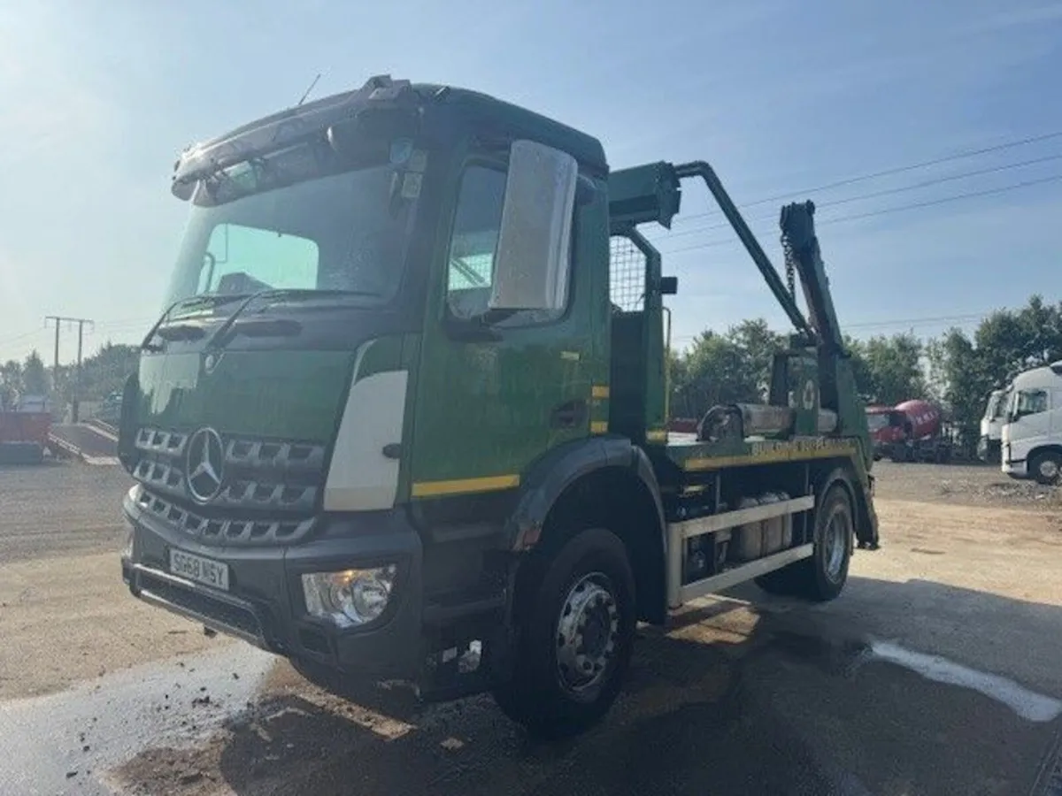 2018 (68) Mercedes Arocs 1824 4x2 18T Skiploader - Image 4