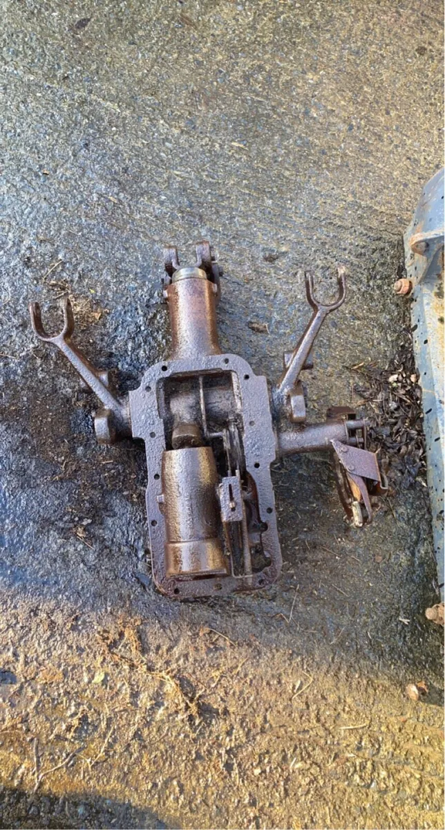 Mf 65/35 lift cover - Image 1