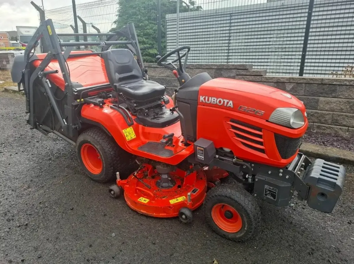 Kubota high tip ride on mower lawnmower 400 hrs - Image 1