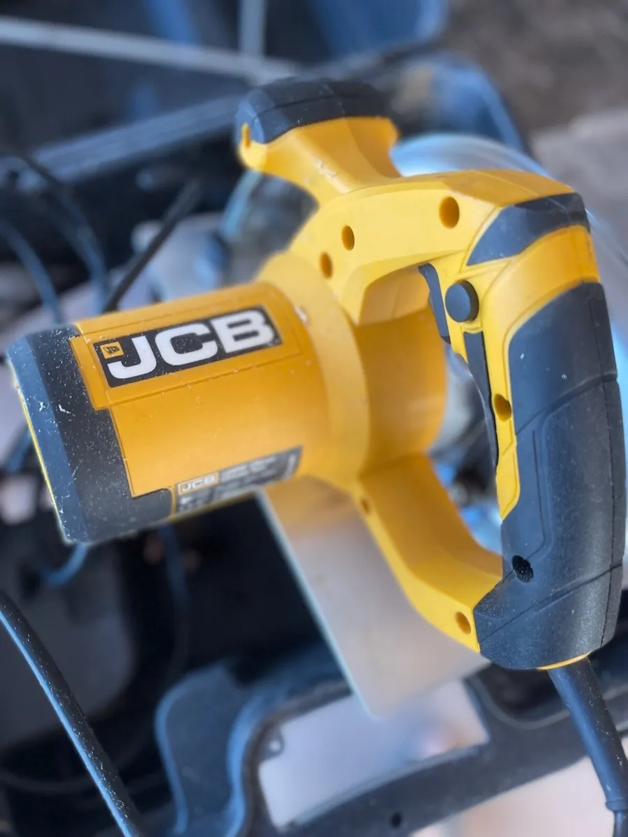 JCB Electric Circular Saw, 184mm Blade Max Cut 65m - Image 1