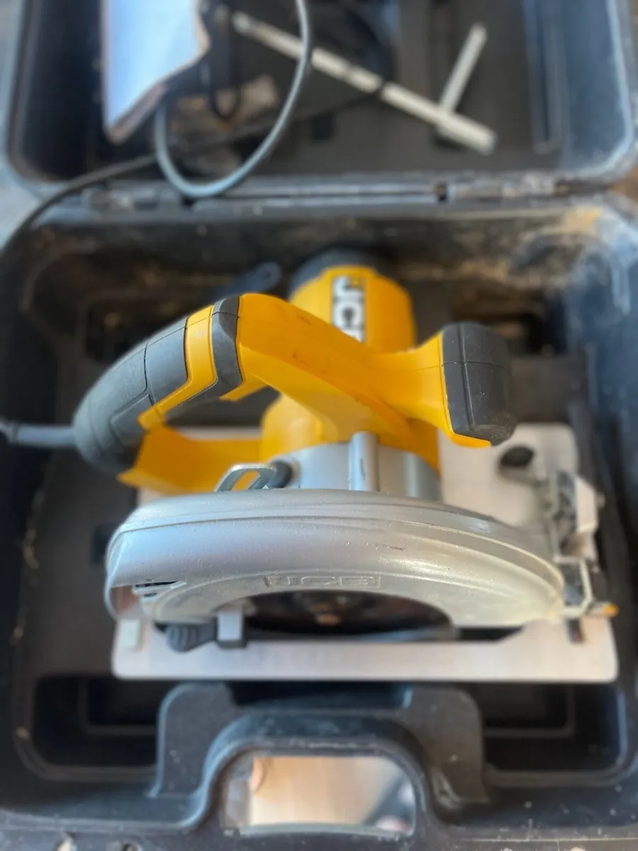 JCB Electric Circular Saw, 184mm Blade Max Cut 65m - Image 2