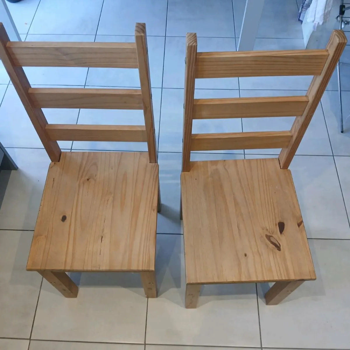 Kitchen table and chairs - Image 1