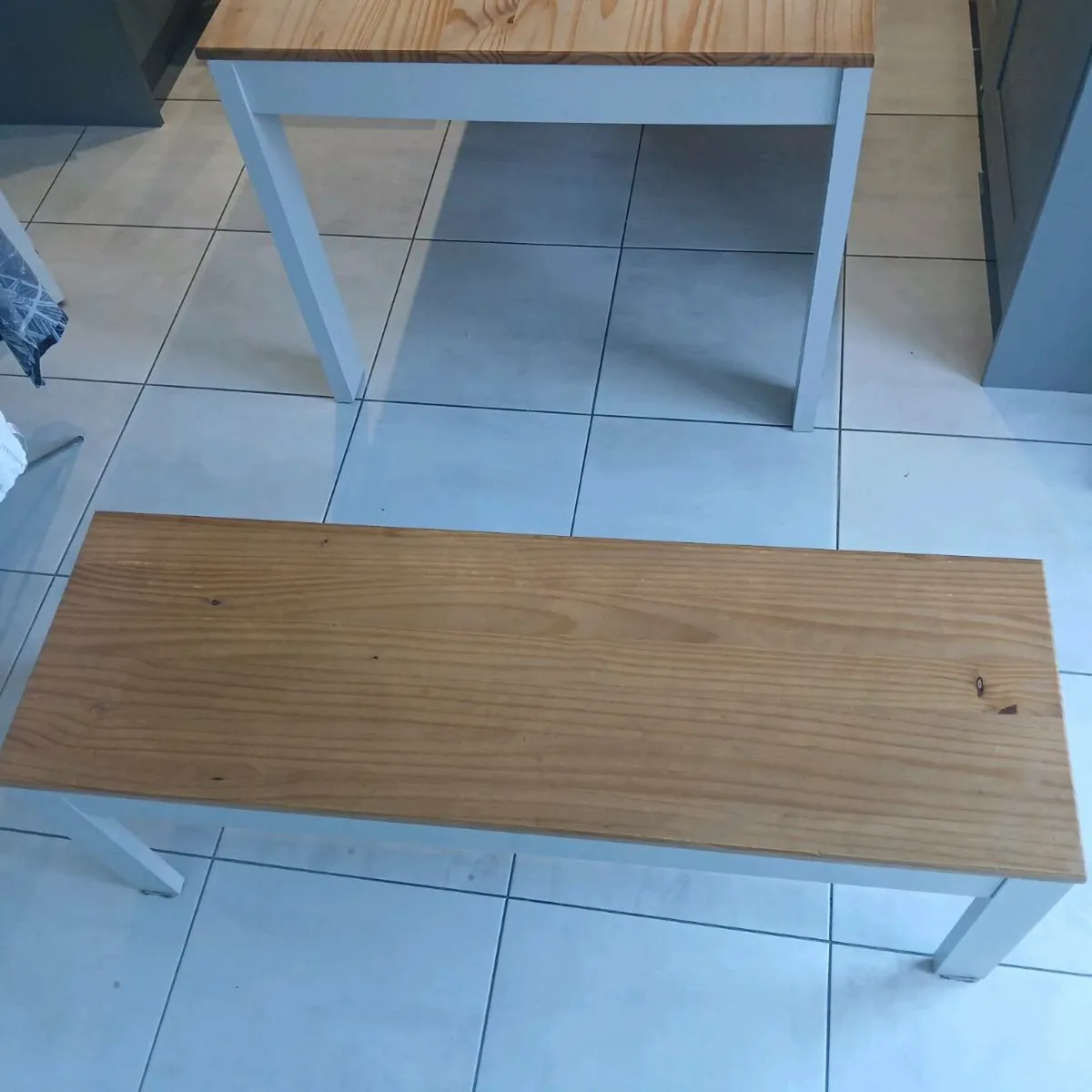 Kitchen table and chairs - Image 2