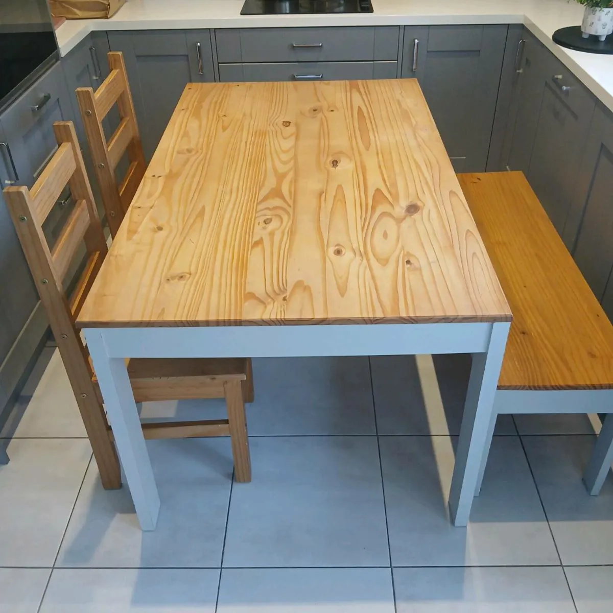 Kitchen table and chairs - Image 3