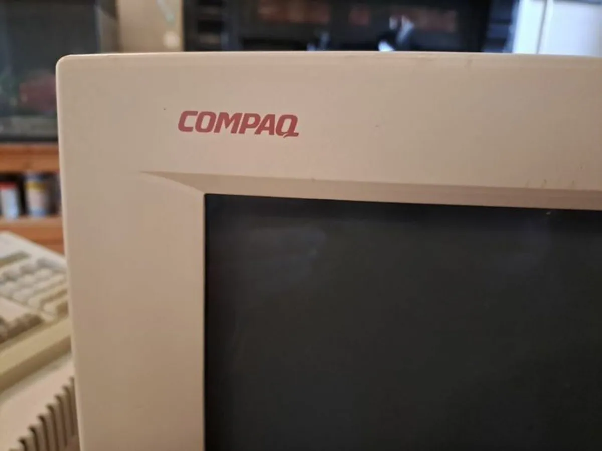 Compaq V55 CRT Monitor - Image 3