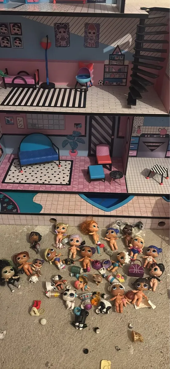 lol house with dolls - Image 1
