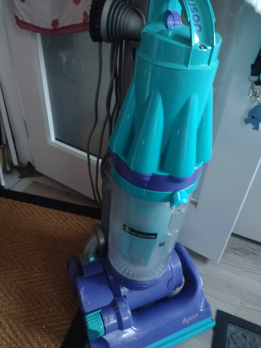 Dyson upright vacuum cleaner DC 07 - Image 1