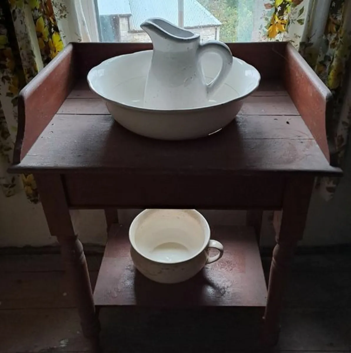 Antique washing table - Image 1