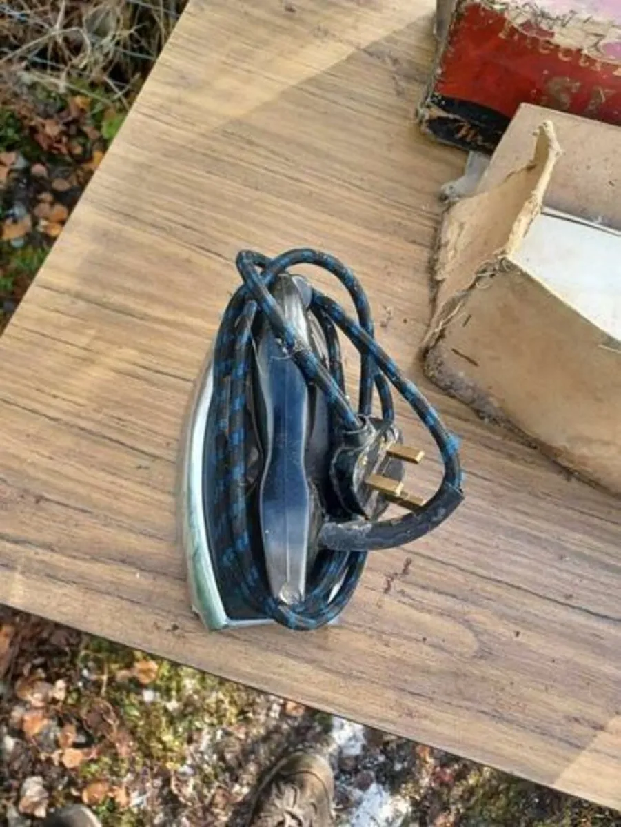 Vintage Singer iron with box postage cost incl - Image 3