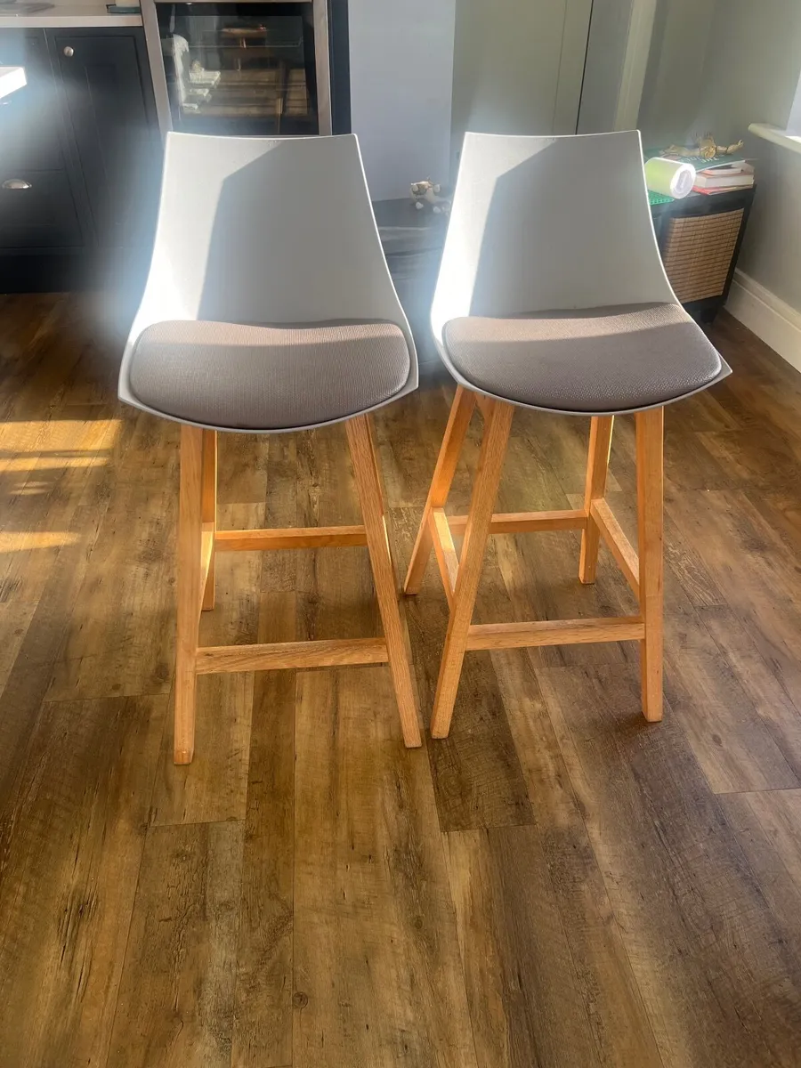 4 counter height barstools.