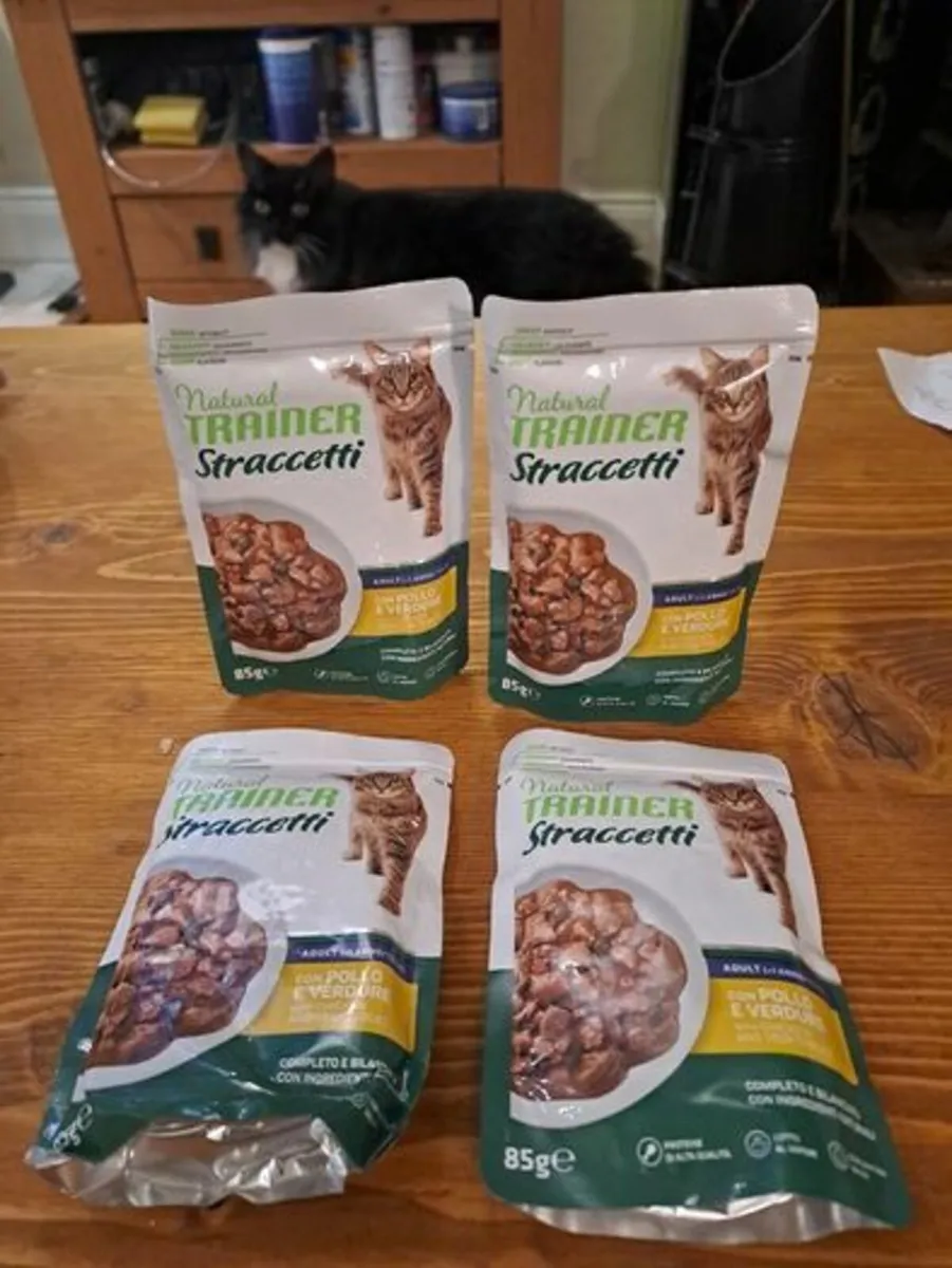 Box of 80 pouches of cat food - Image 1