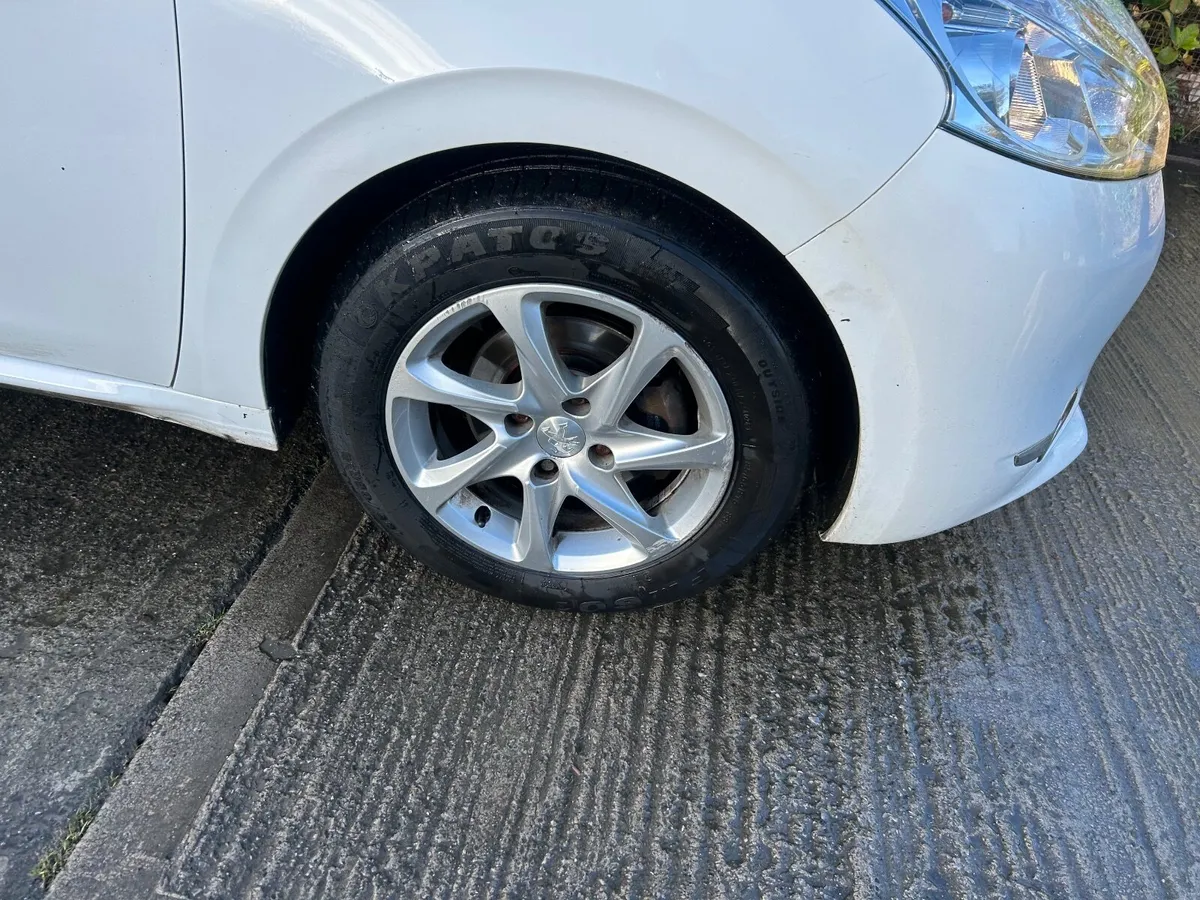 Peugeot 208 ///2014 Manual Petrol 1.0 - Image 3