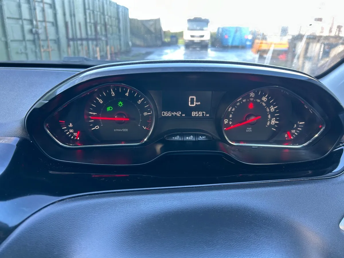 Peugeot 208 ///2014 Manual Petrol 1.0 - Image 4