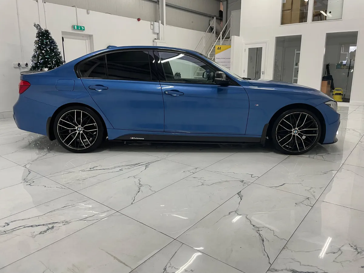BMW 3-Series 2018 - Image 2