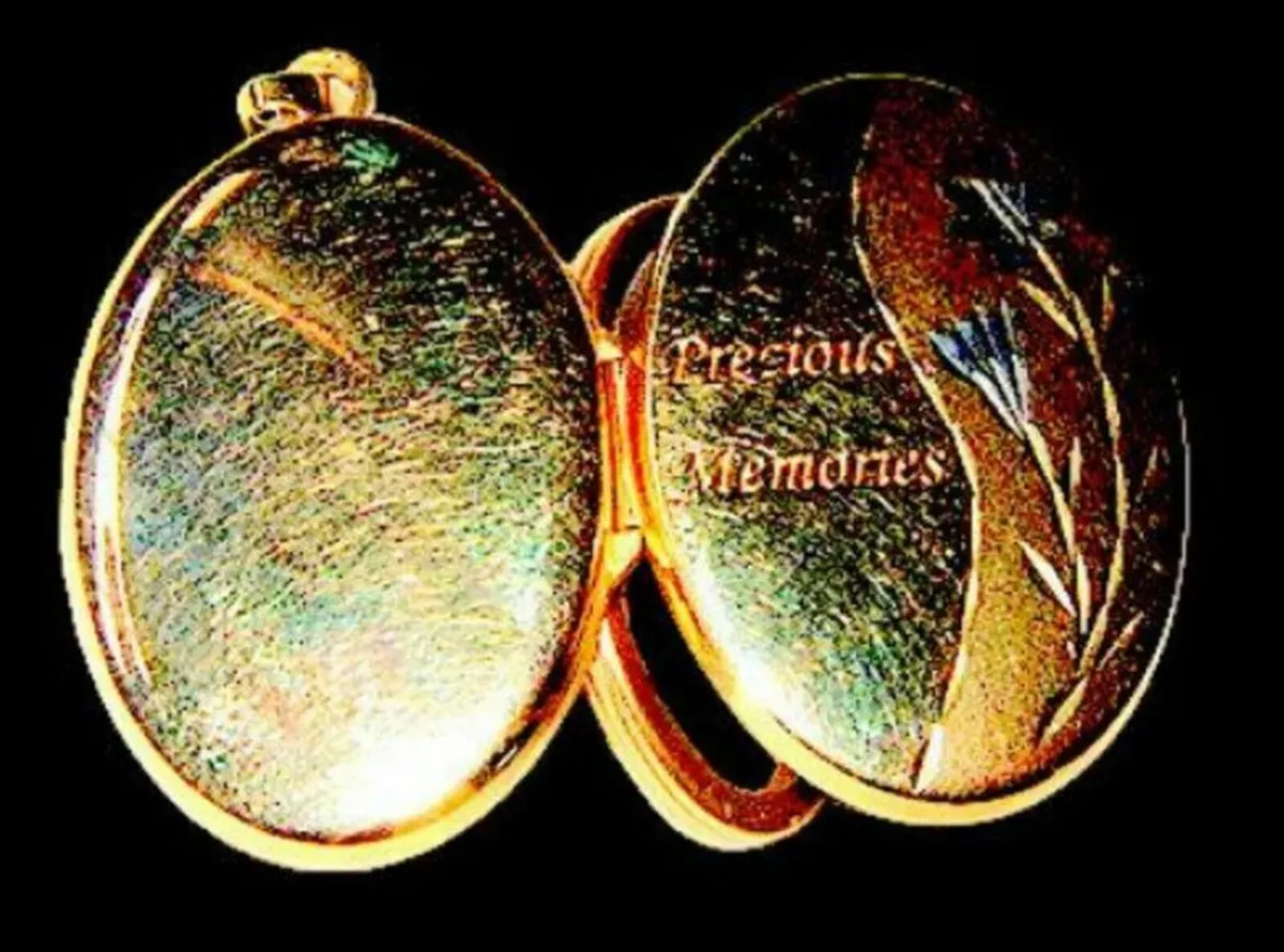 Vintage Hallmarked 9ct Gold Treble Section Locket - Image 1