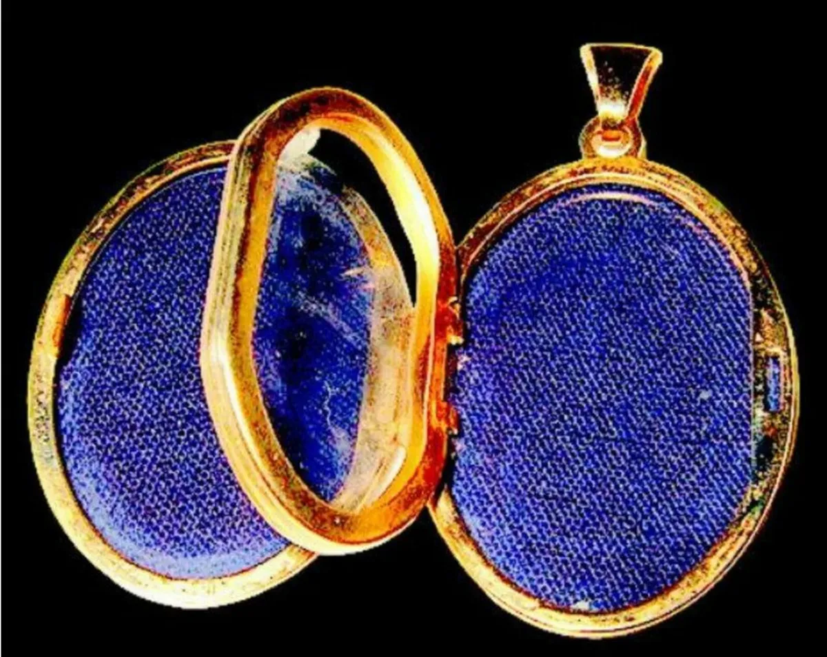 Vintage Hallmarked 9ct Gold Treble Section Locket - Image 2