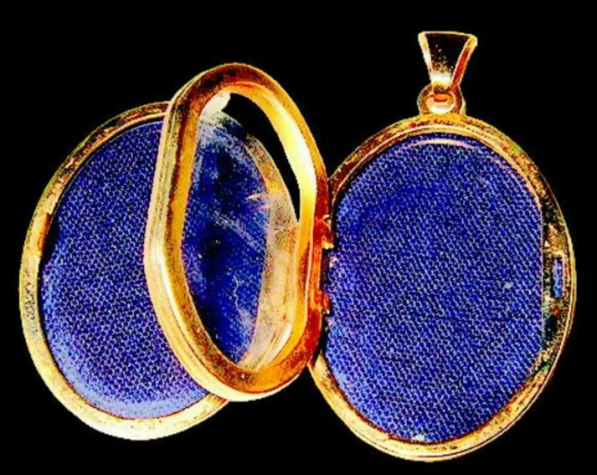 Vintage Hallmarked 9ct Gold Treble Section Locket - Image 3