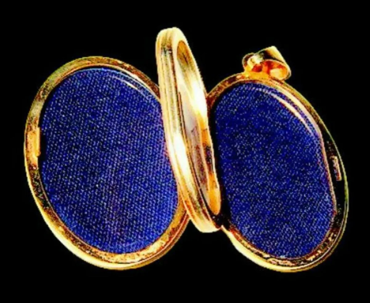 Vintage Hallmarked 9ct Gold Treble Section Locket - Image 4