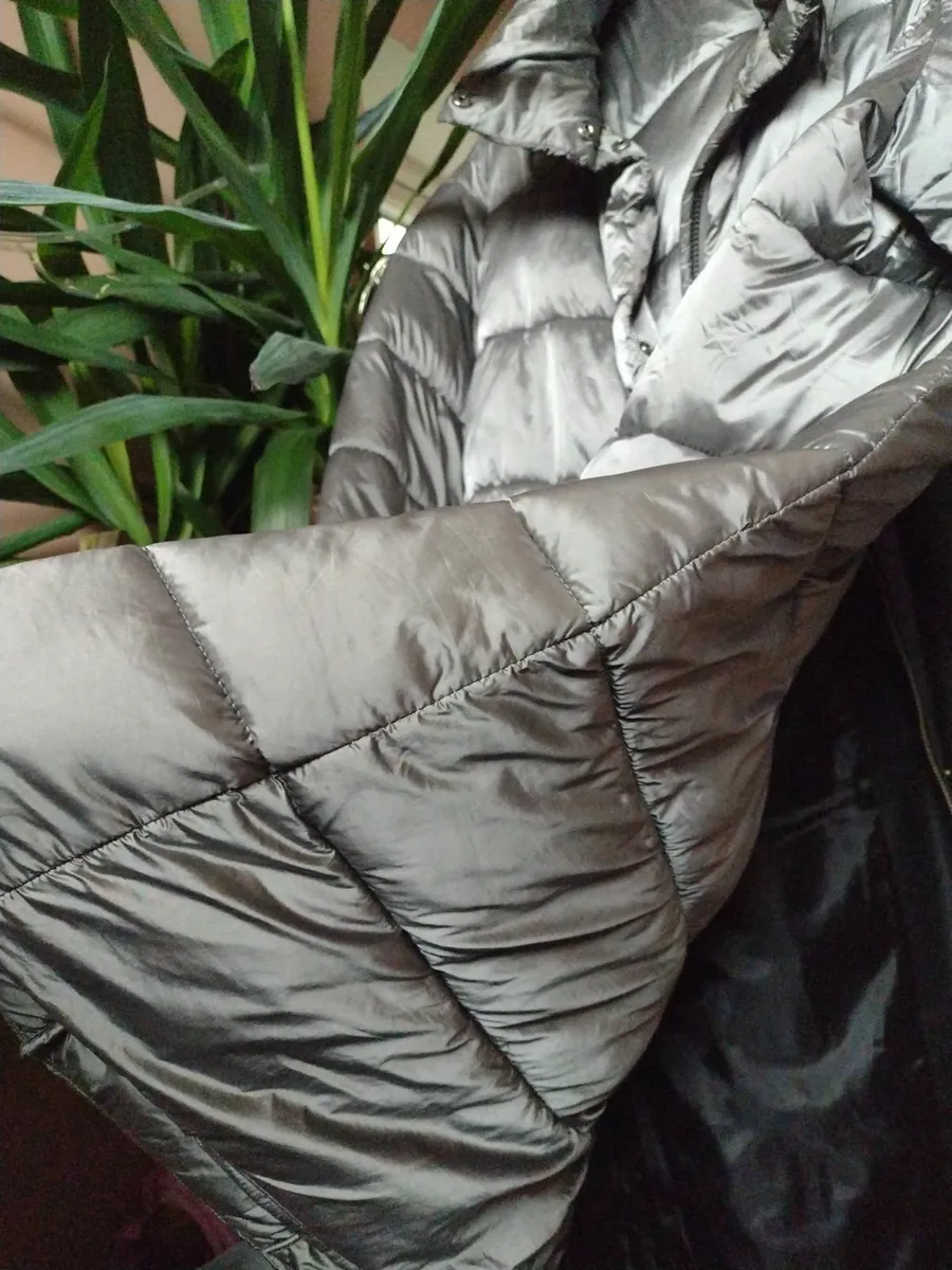 New long knee length ladies puffy coat - Image 4